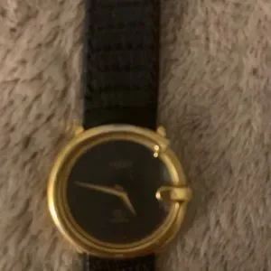 Gucci watch. Needs a new battery but otherwise great condition Replacing the Battery on a GUCCI Ladies Watch - YouTube main image 3